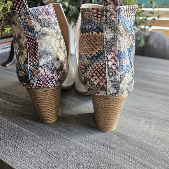 Women's V cut out Bootie - Picture 2 of 6